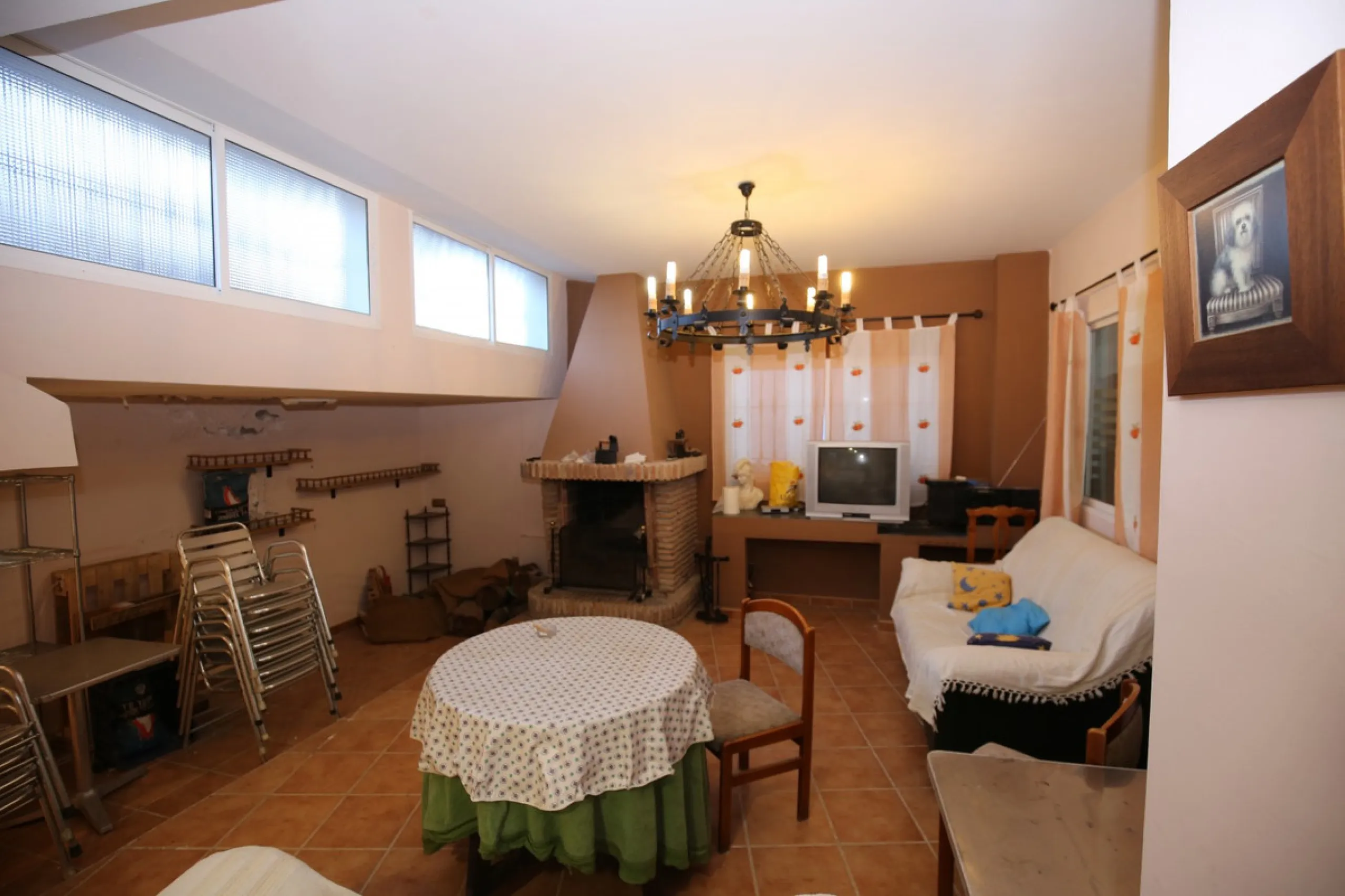 In the picturesque village of Benamargosa, a spacious house with an impressive built area of 472 m2 is available for sale. Its prime location allows easy access on foot to all the amenities the village has to offer, including restaurants, shops, and medic