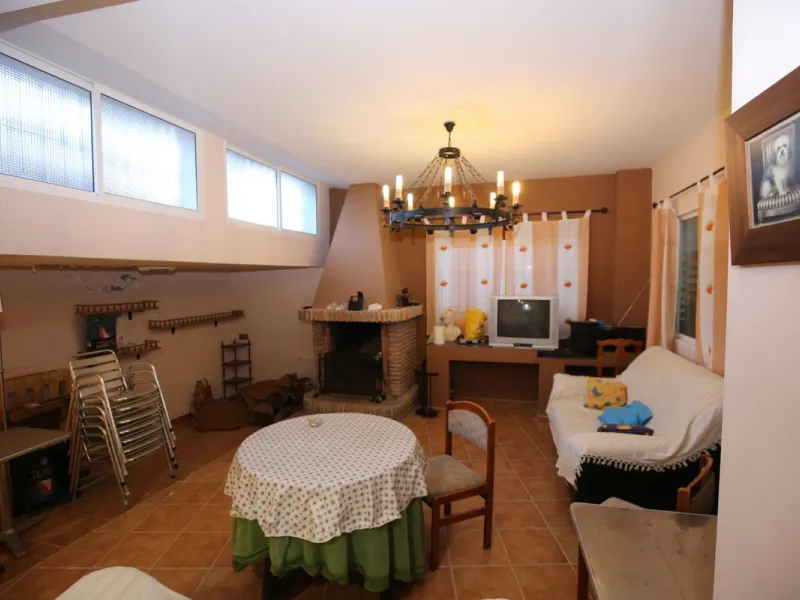 In the picturesque village of Benamargosa, a spacious house with an impressive built area of 472 m2 is available for sale. Its prime location allows easy access on foot to all the amenities the village has to offer, including restaurants, shops, and medic