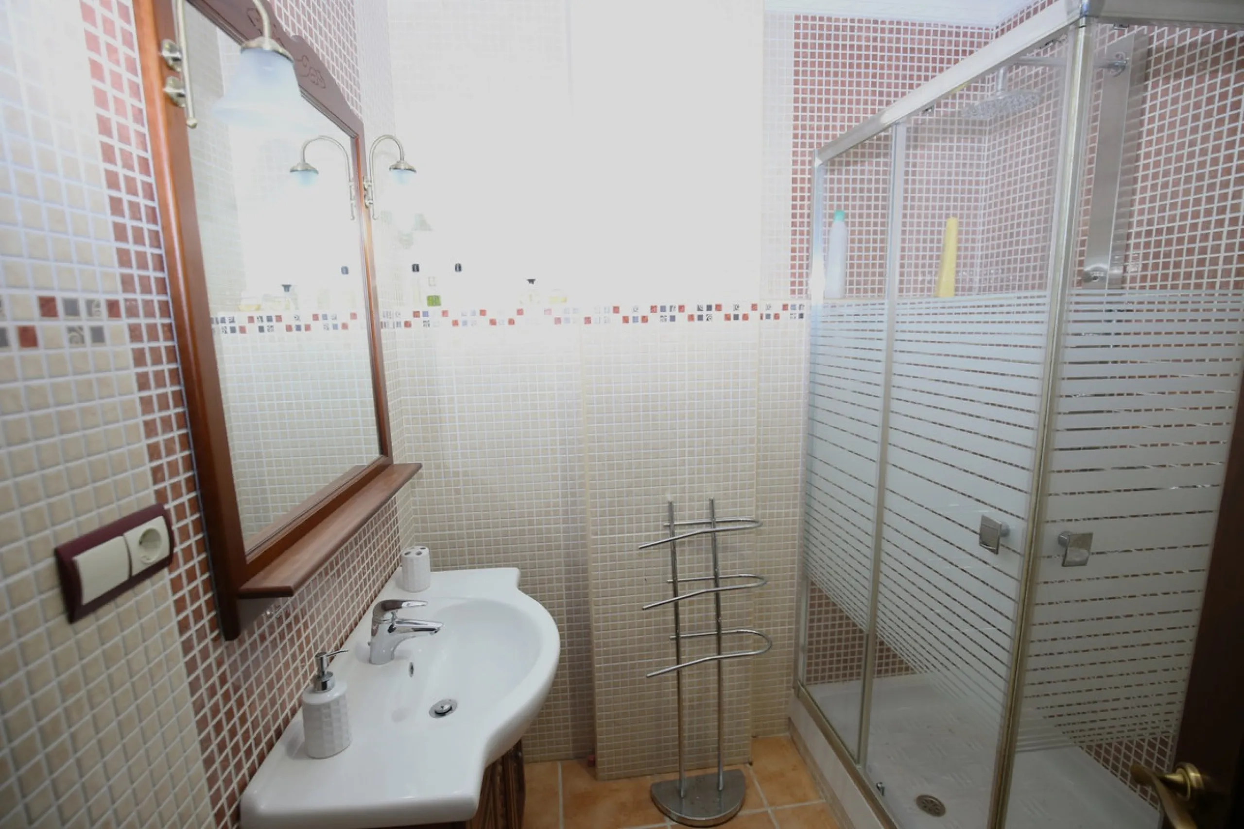In the picturesque village of Benamargosa, a spacious house with an impressive built area of 472 m2 is available for sale. Its prime location allows easy access on foot to all the amenities the village has to offer, including restaurants, shops, and medic