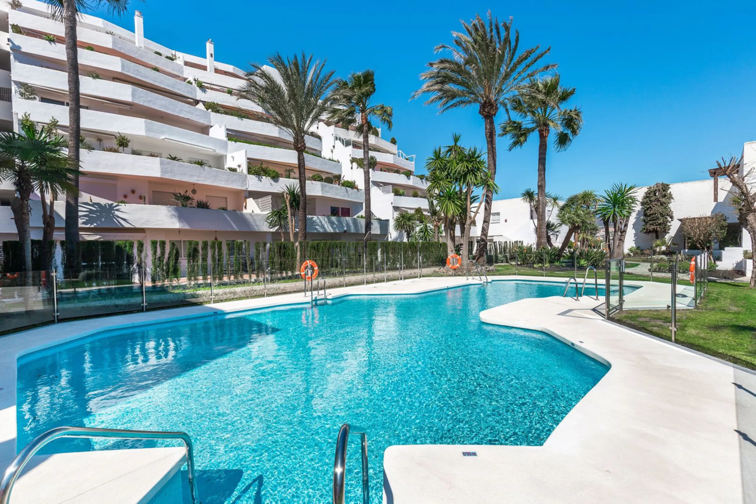 Income property  for sale : 2 bedroom Apartment for sale in Nueva Andalucia