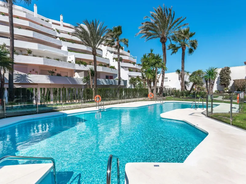 Income property  for sale : 2 bedroom Apartment for sale in Nueva Andalucia
