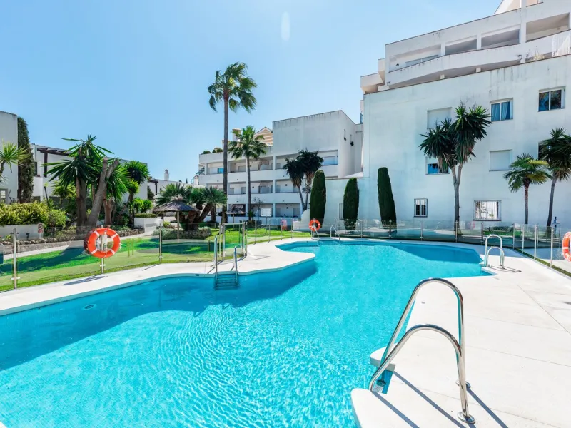 Income property  for sale : 2 bedroom Apartment for sale in Nueva Andalucia