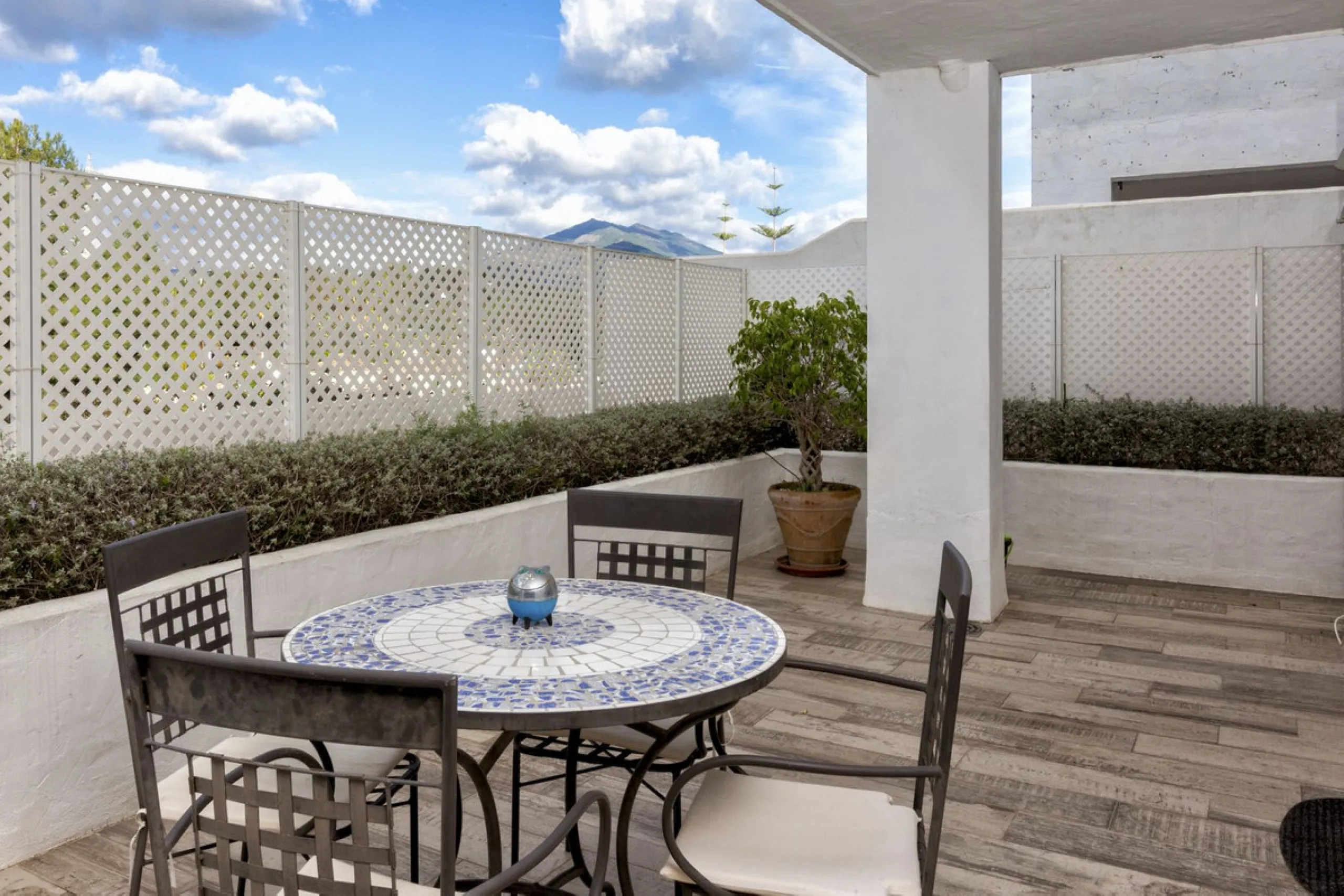 Income property  for sale : 2 bedroom Apartment for sale in Nueva Andalucia