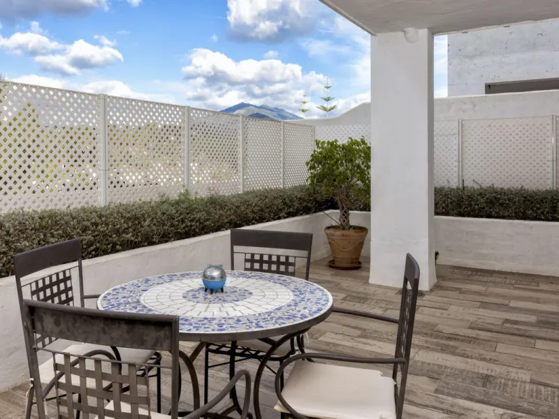Income property  for sale : 2 bedroom Apartment for sale in Nueva Andalucia