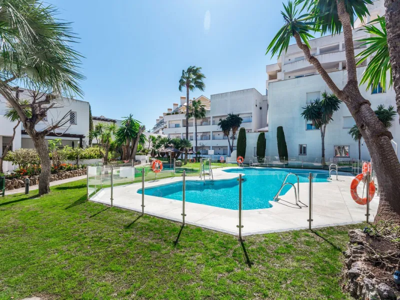 Income property  for sale : 2 bedroom Apartment for sale in Nueva Andalucia