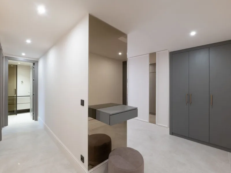 Situated in Cabo Bermejo, an exclusive frontline beach development positioned along the New Golden Mile stretching between San Pedro and Estepona, this recently refurbished ground-floor apartment boasts three bedrooms and two bathrooms, providing a sophis