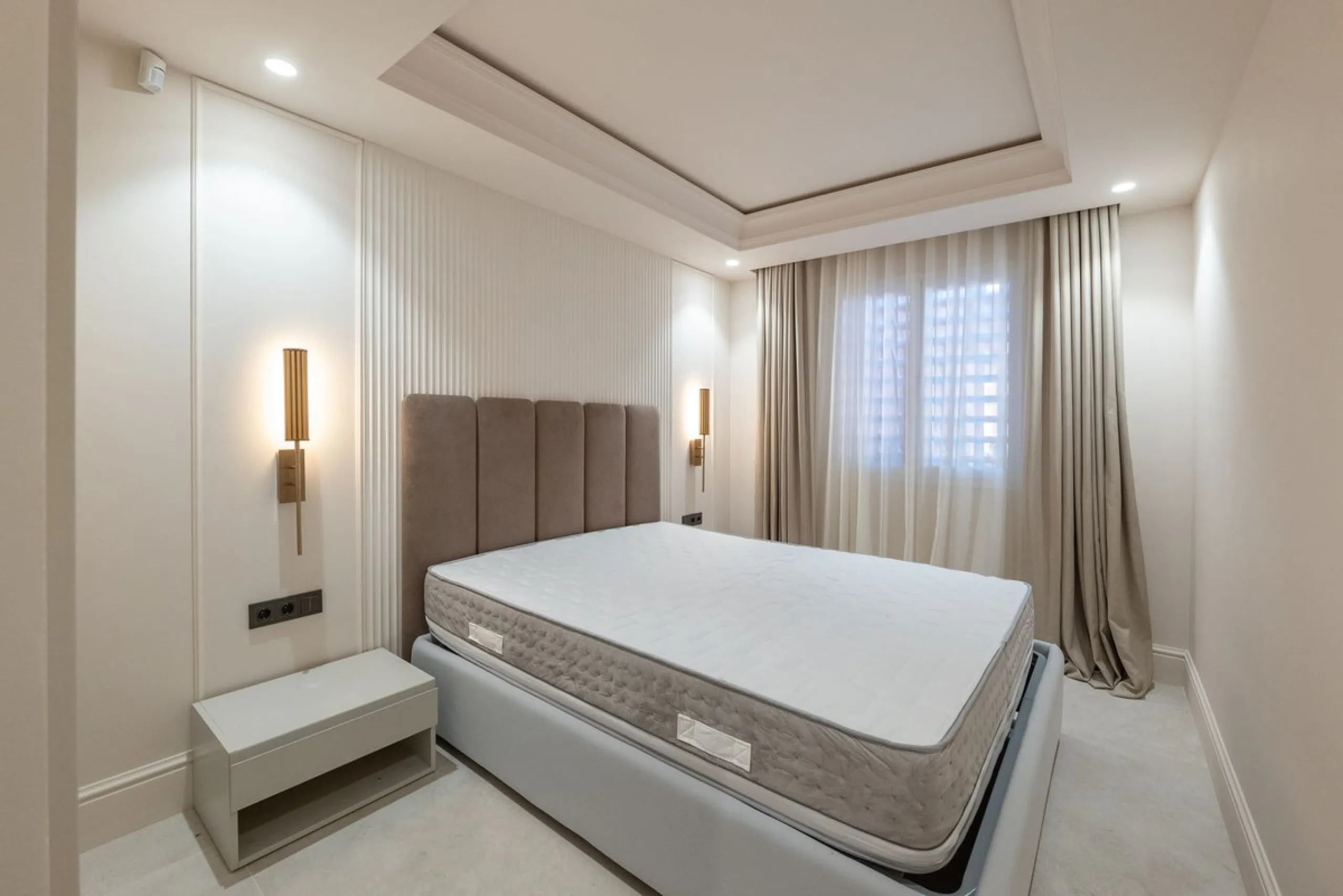 Situated in Cabo Bermejo, an exclusive frontline beach development positioned along the New Golden Mile stretching between San Pedro and Estepona, this recently refurbished ground-floor apartment boasts three bedrooms and two bathrooms, providing a sophis