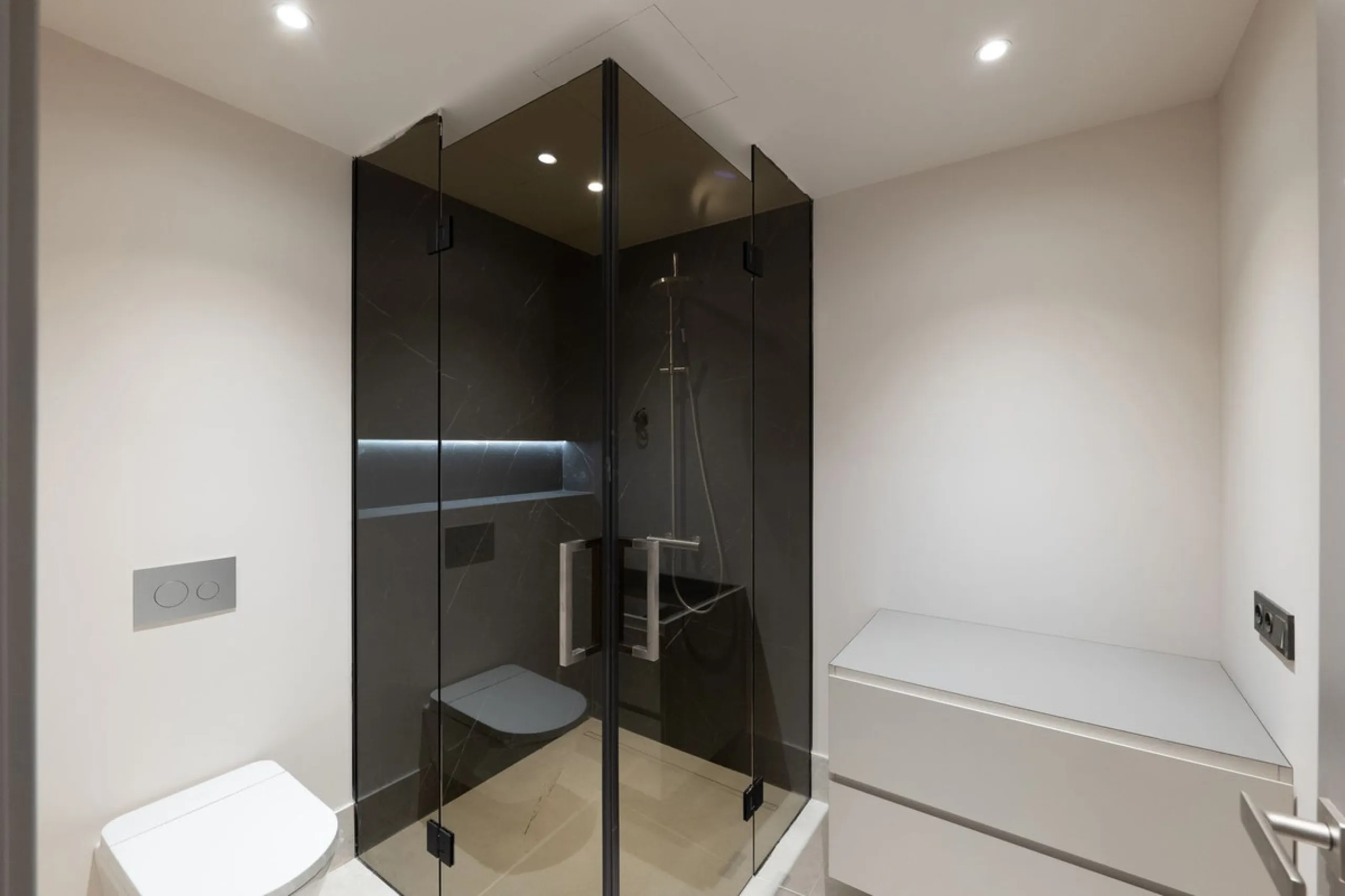 Situated in Cabo Bermejo, an exclusive frontline beach development positioned along the New Golden Mile stretching between San Pedro and Estepona, this recently refurbished ground-floor apartment boasts three bedrooms and two bathrooms, providing a sophis