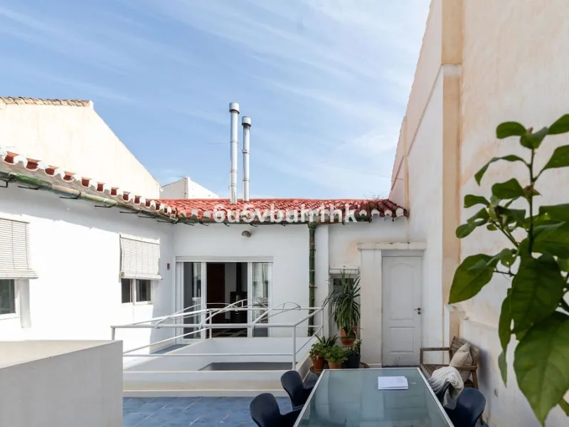 Hidden within the historic streets of central Málaga, this remarkable courtyard house captures a way of living that has shaped Mediterranean homes for centuries.