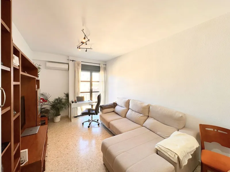 In the very heart of Málaga's Historic Center, where every street breathes history and every square pulses with life, lies this unique home. Located on the top floor of a modern building with elevator, built in 2005, it offers a bright and welcoming refug