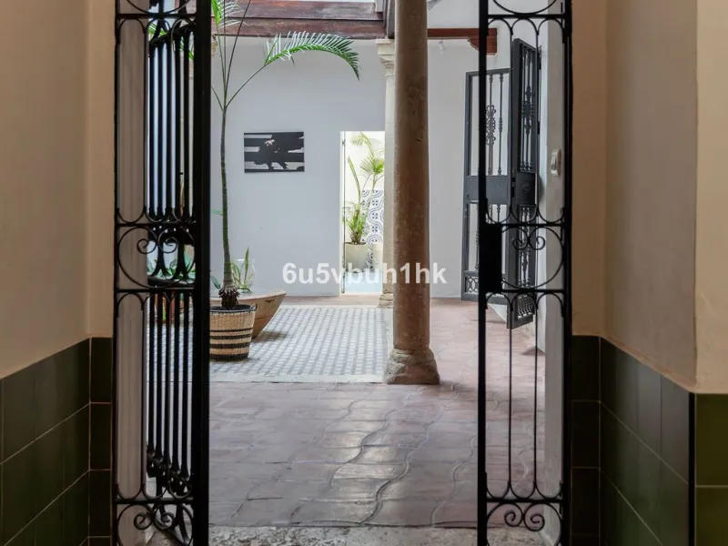 Hidden within the historic streets of central Málaga, this remarkable courtyard house captures a way of living that has shaped Mediterranean homes for centuries.