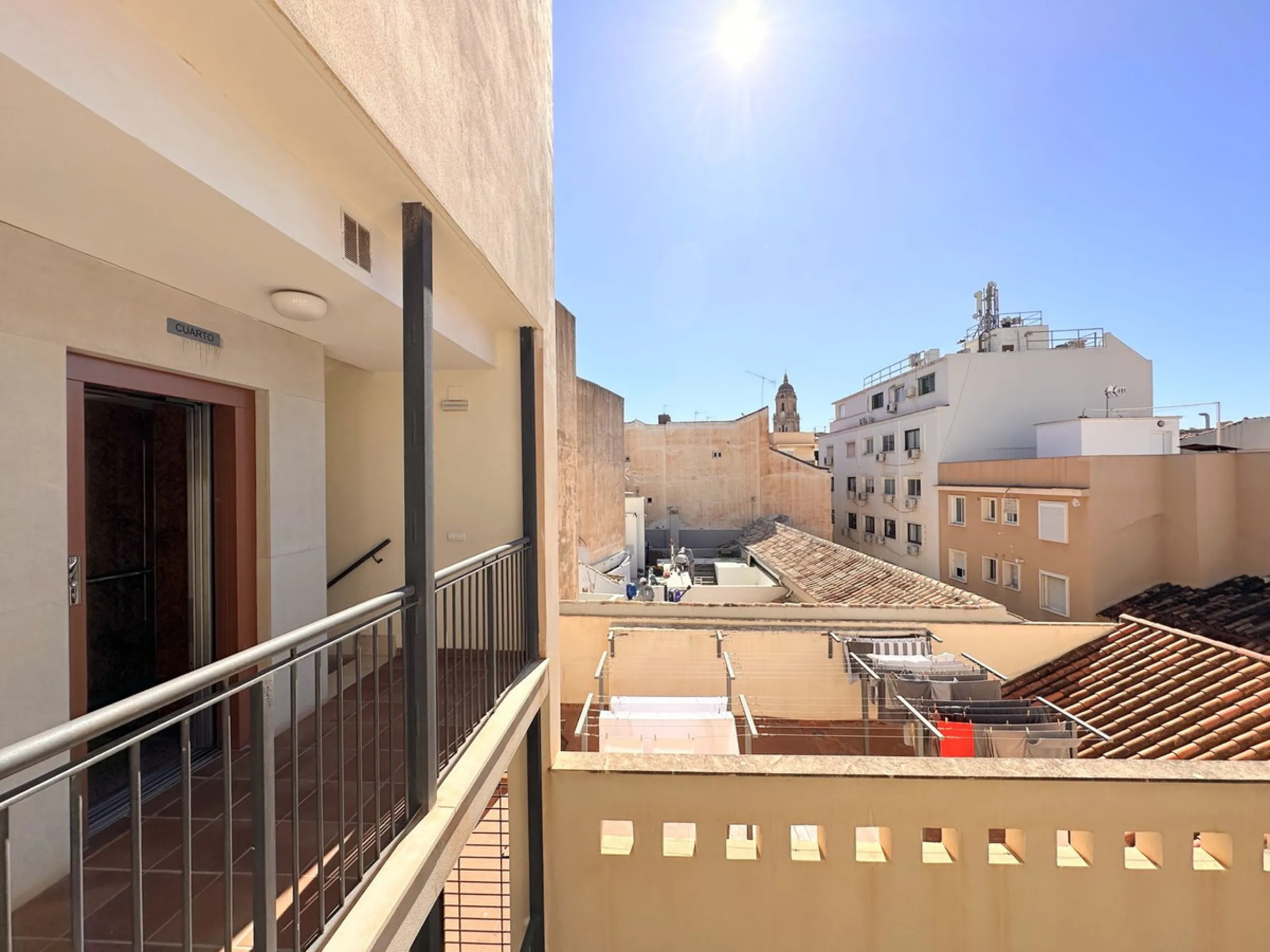 Apartment - Top Floor Apartment в продаже в Málaga, Málaga. В доме 2 спален и 1 ванных комнат. Площадь дома 79 м²