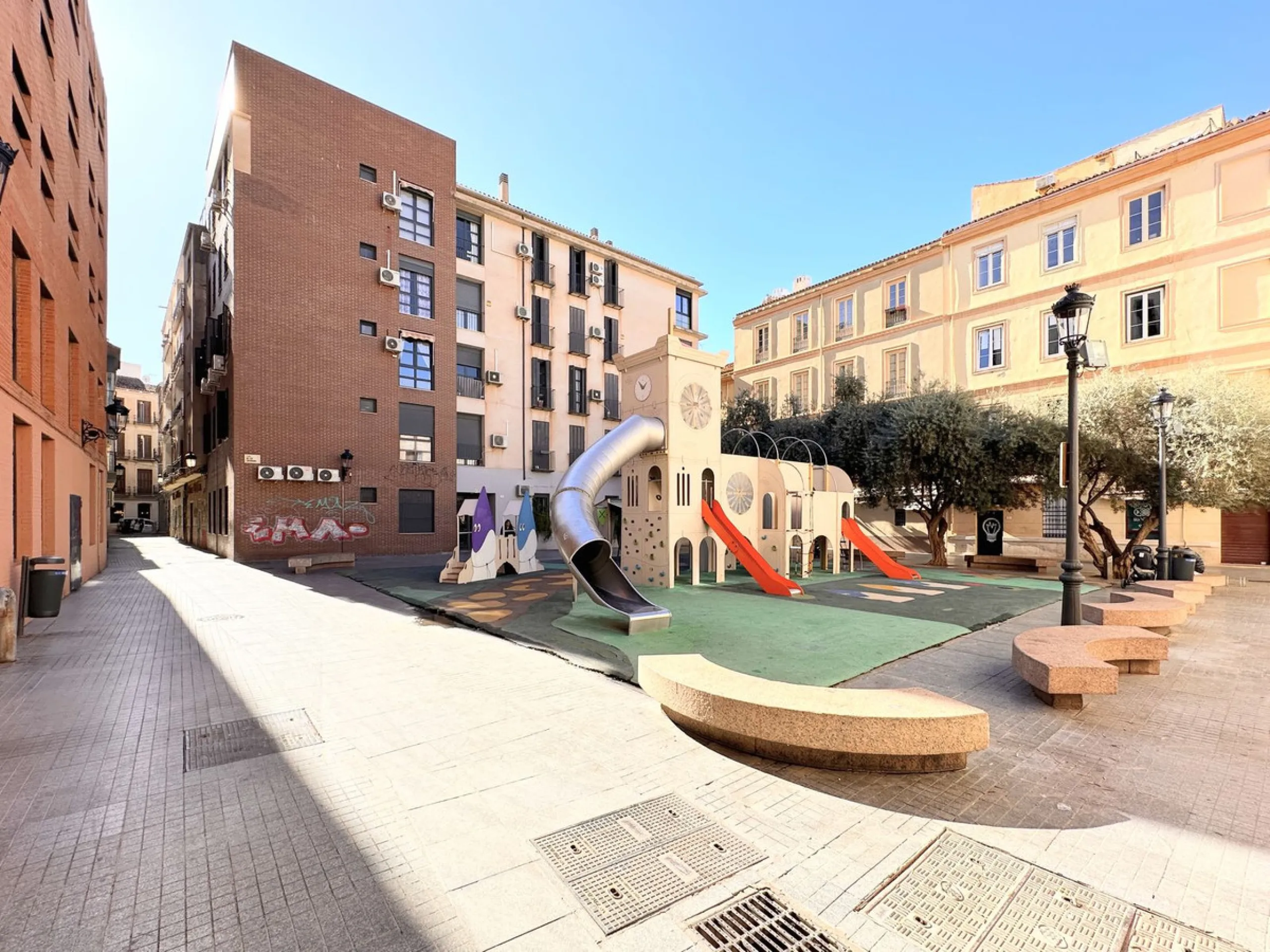Apartment - Top Floor Apartment в продаже в Málaga, Málaga. В доме 2 спален и 1 ванных комнат. Площадь дома 79 м²