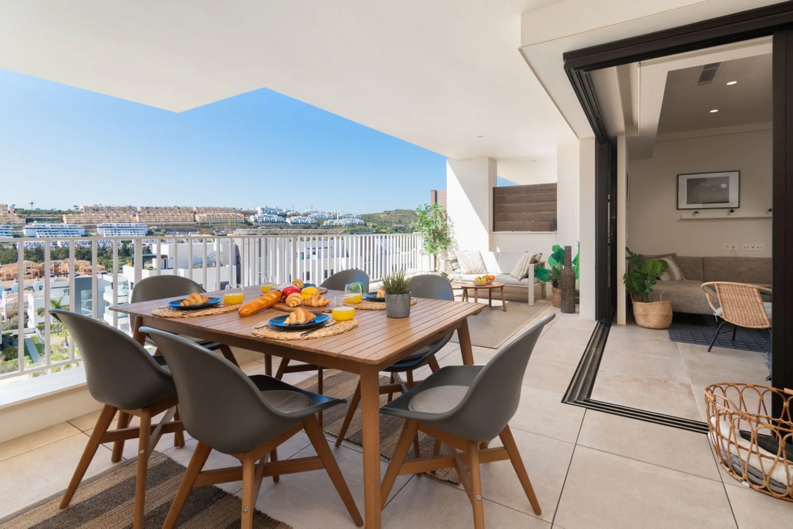 Exclusive modern apartment in Azalea Jardinana in La Cala with panoramic views of the sea and the whole of La Cala.