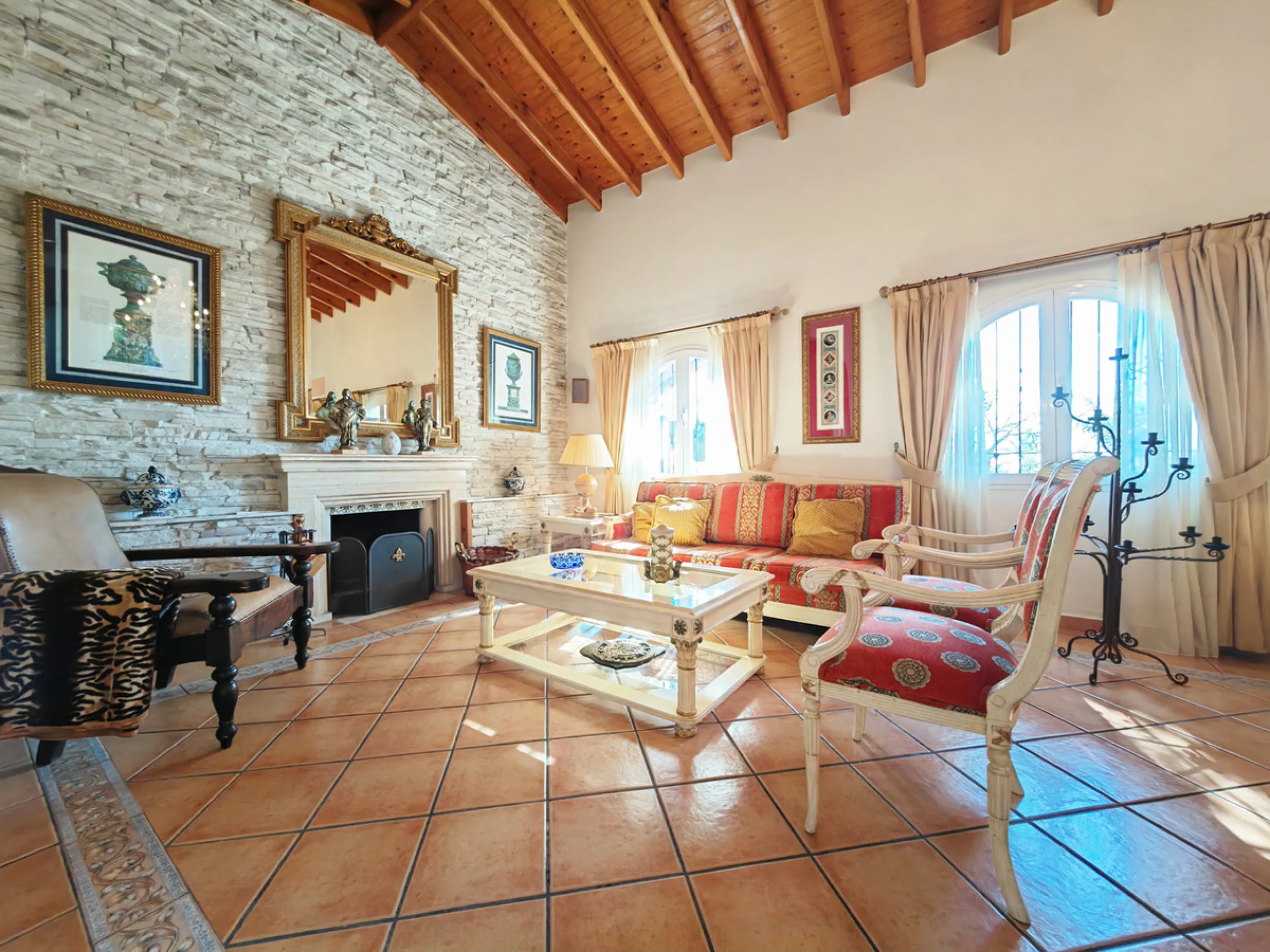 House - Detached Villa в продаже в Marbella, Málaga. В доме 4 спален и 4 ванных комнат. Площадь дома 344 м². Площадь участка 1290 м²