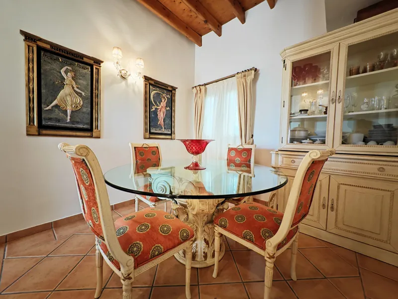 House - Detached Villa в продаже в Marbella, Málaga. В доме 4 спален и 4 ванных комнат. Площадь дома 344 м². Площадь участка 1290 м²