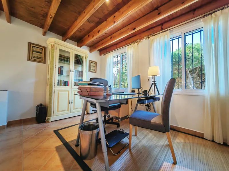 House - Detached Villa в продаже в Marbella, Málaga. В доме 4 спален и 4 ванных комнат. Площадь дома 344 м². Площадь участка 1290 м²