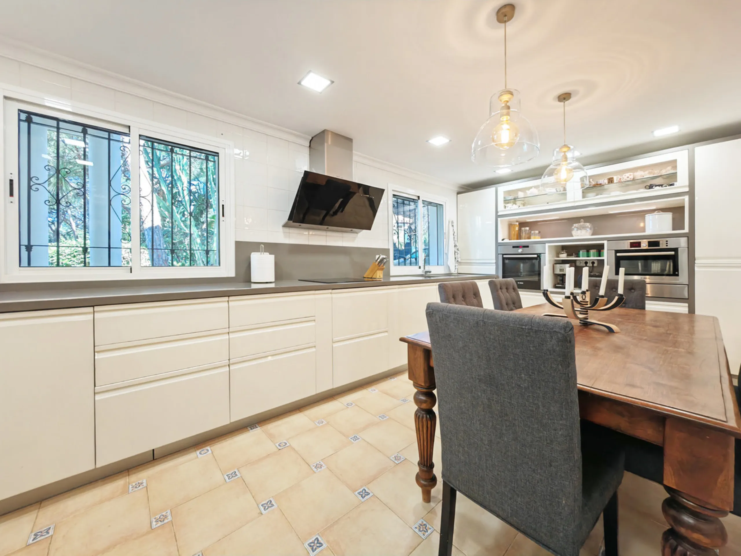 House - Detached Villa в продаже в Marbella, Málaga. В доме 4 спален и 4 ванных комнат. Площадь дома 344 м². Площадь участка 1290 м²
