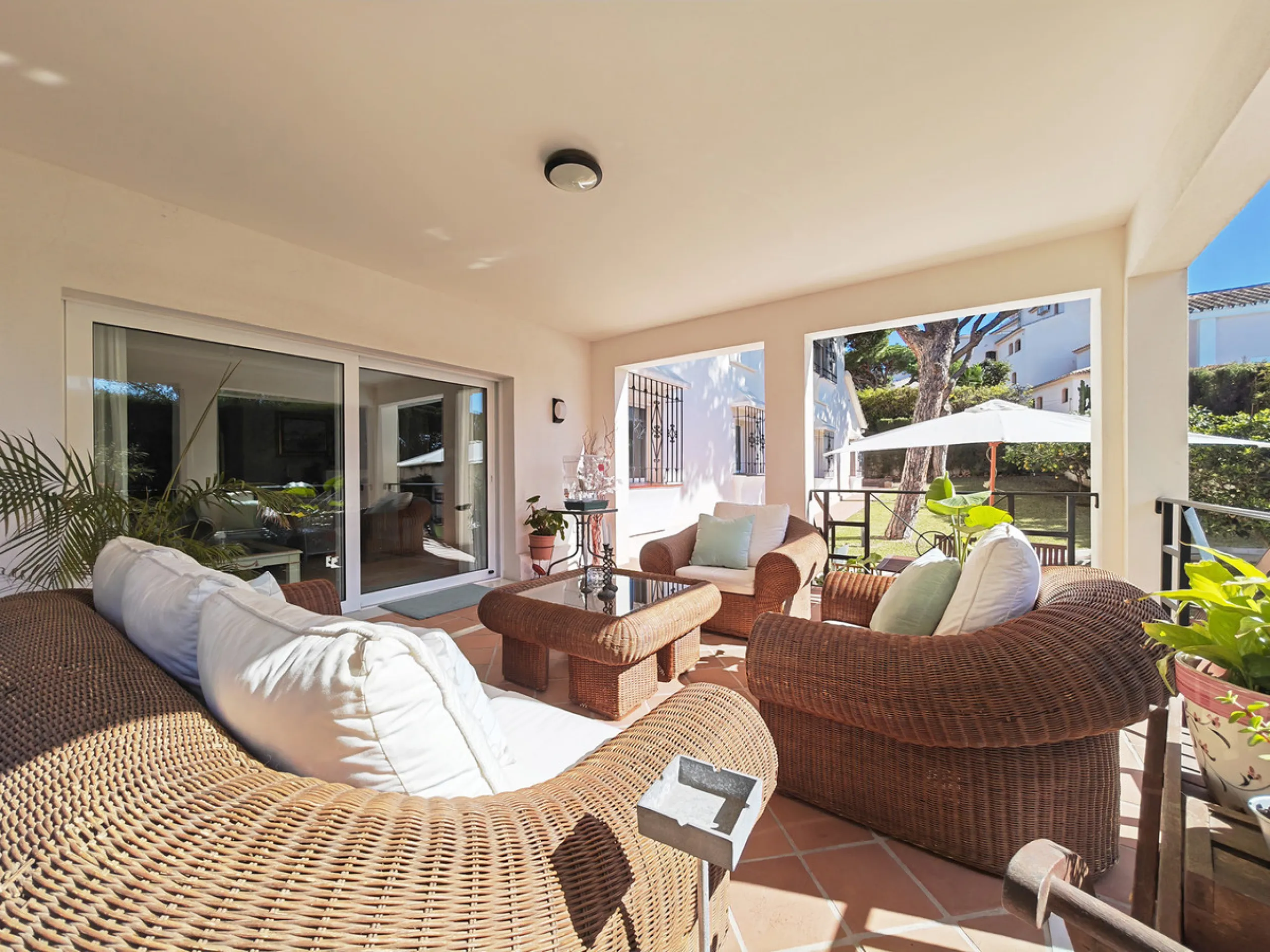 House - Detached Villa в продаже в Marbella, Málaga. В доме 4 спален и 4 ванных комнат. Площадь дома 344 м². Площадь участка 1290 м²