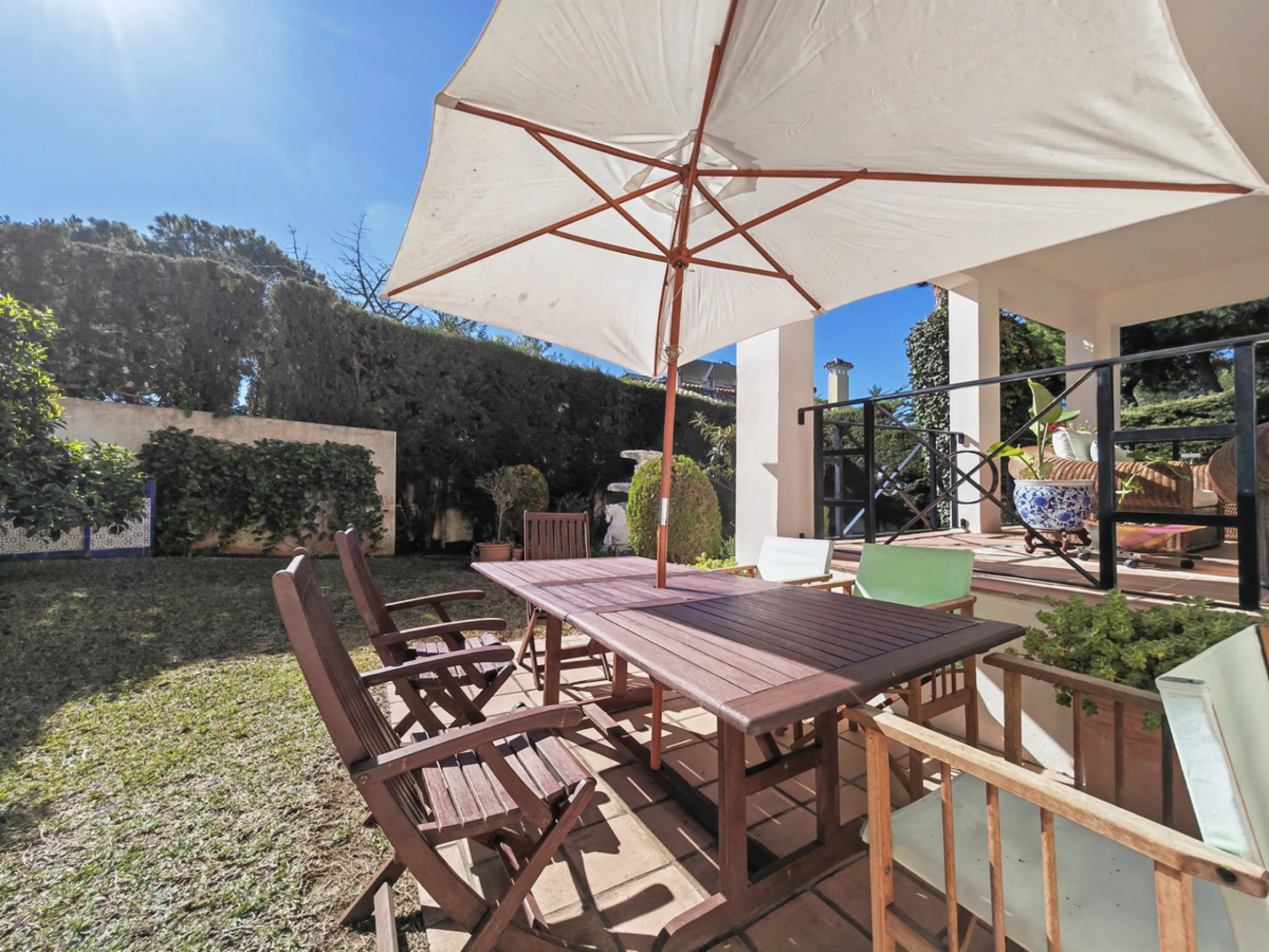 House - Detached Villa в продаже в Marbella, Málaga. В доме 4 спален и 4 ванных комнат. Площадь дома 344 м². Площадь участка 1290 м²