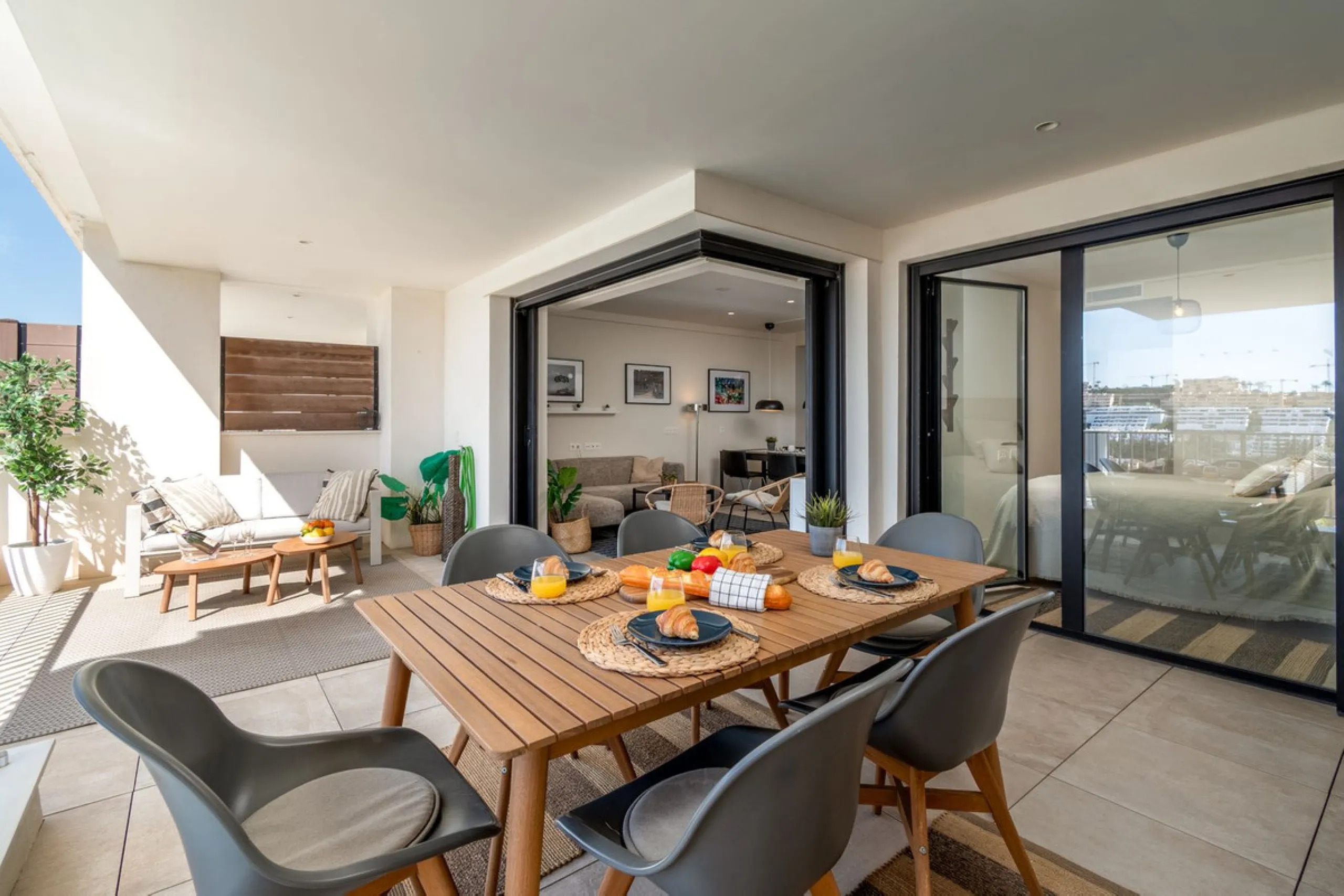 Exclusive modern apartment in Azalea Jardinana in La Cala with panoramic views of the sea and the whole of La Cala.