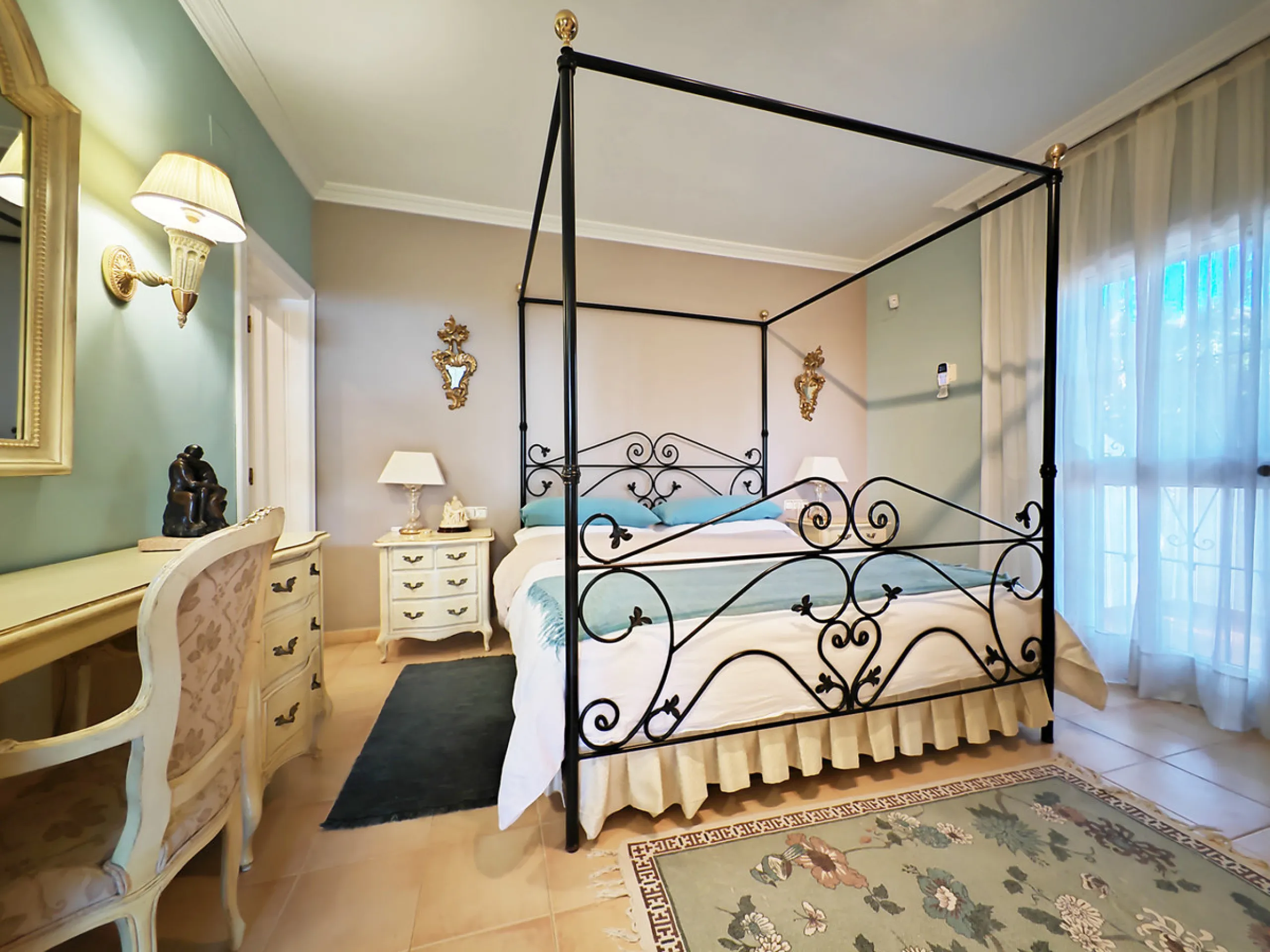 House - Detached Villa в продаже в Marbella, Málaga. В доме 4 спален и 4 ванных комнат. Площадь дома 344 м². Площадь участка 1290 м²