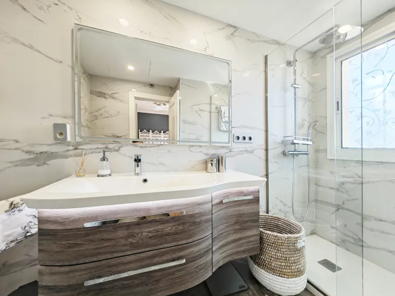 House - Detached Villa в продаже в Marbella, Málaga. В доме 4 спален и 4 ванных комнат. Площадь дома 344 м². Площадь участка 1290 м²