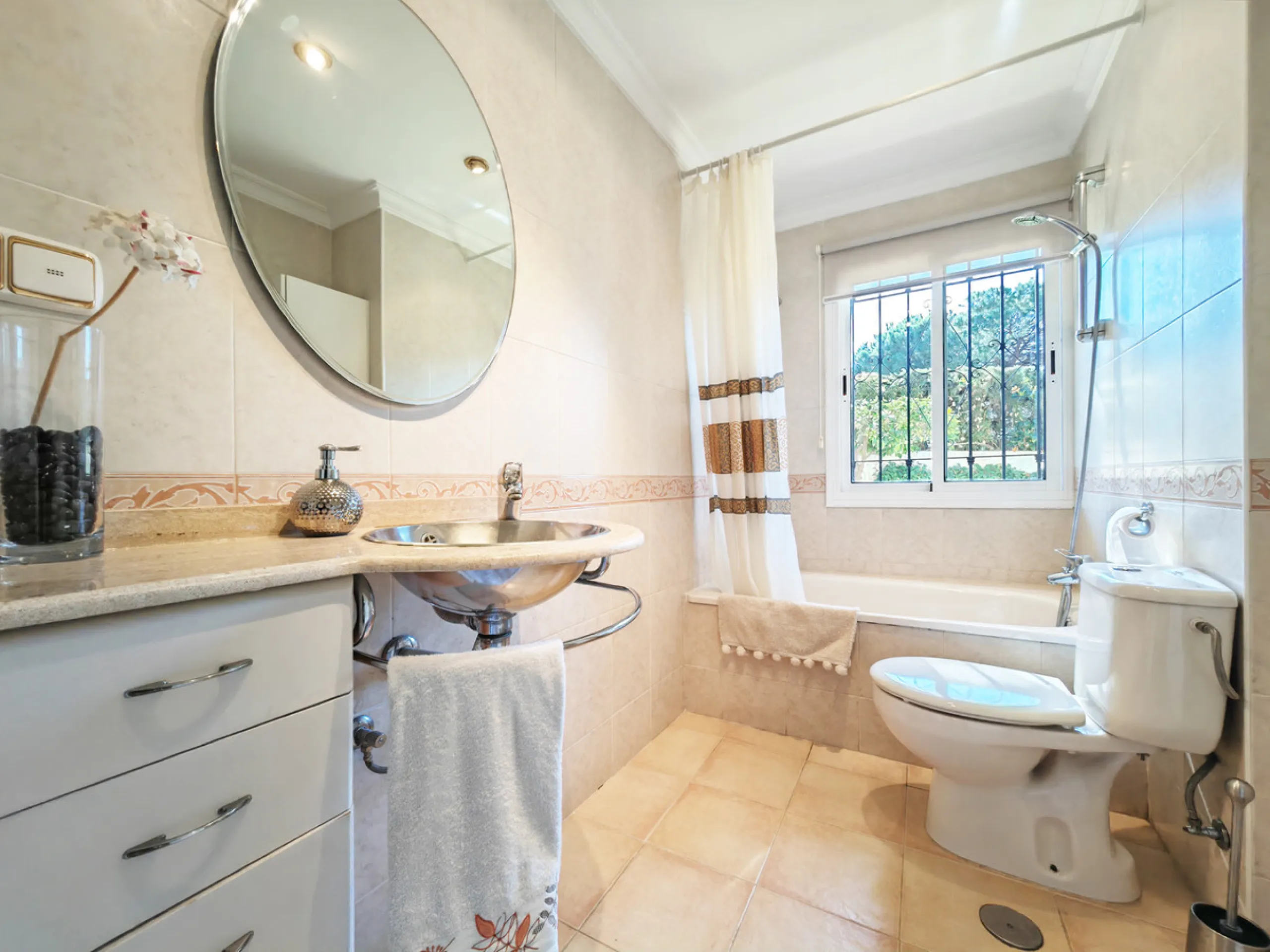 House - Detached Villa в продаже в Marbella, Málaga. В доме 4 спален и 4 ванных комнат. Площадь дома 344 м². Площадь участка 1290 м²