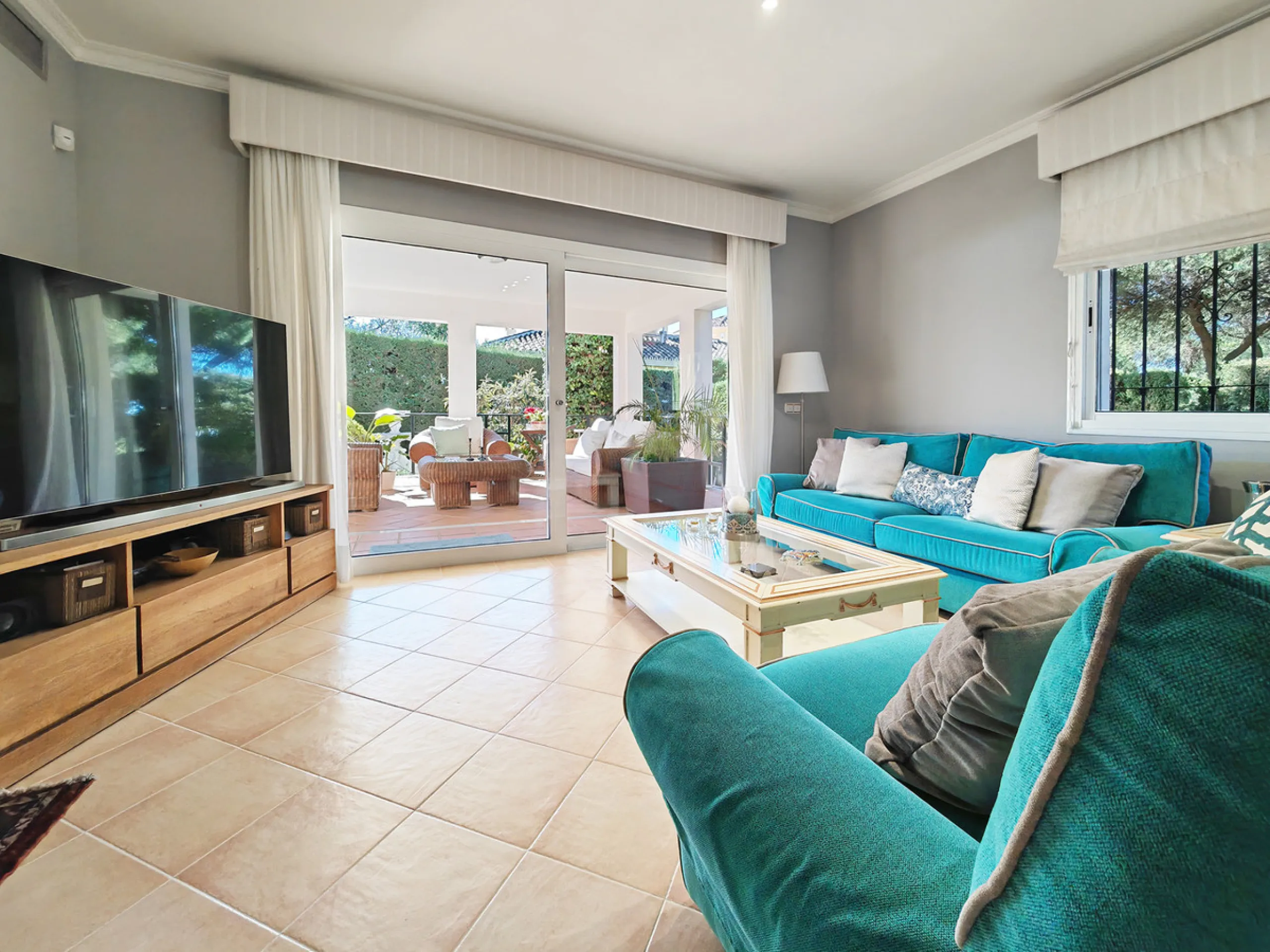 House - Detached Villa в продаже в Marbella, Málaga. В доме 4 спален и 4 ванных комнат. Площадь дома 344 м². Площадь участка 1290 м²
