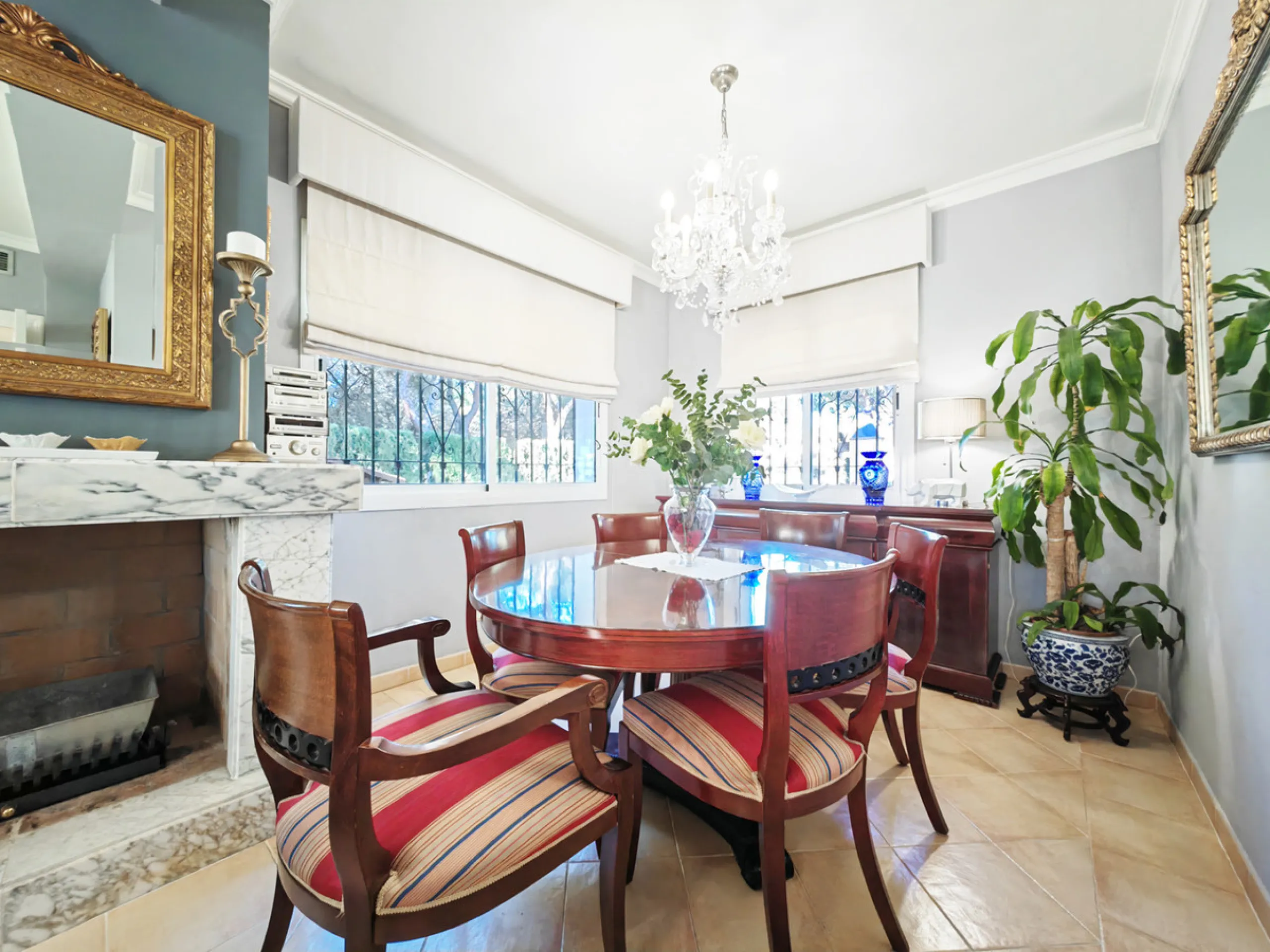 House - Detached Villa в продаже в Marbella, Málaga. В доме 4 спален и 4 ванных комнат. Площадь дома 344 м². Площадь участка 1290 м²