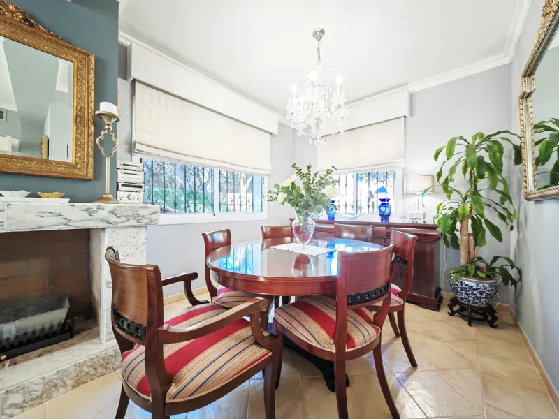House - Detached Villa в продаже в Marbella, Málaga. В доме 4 спален и 4 ванных комнат. Площадь дома 344 м². Площадь участка 1290 м²