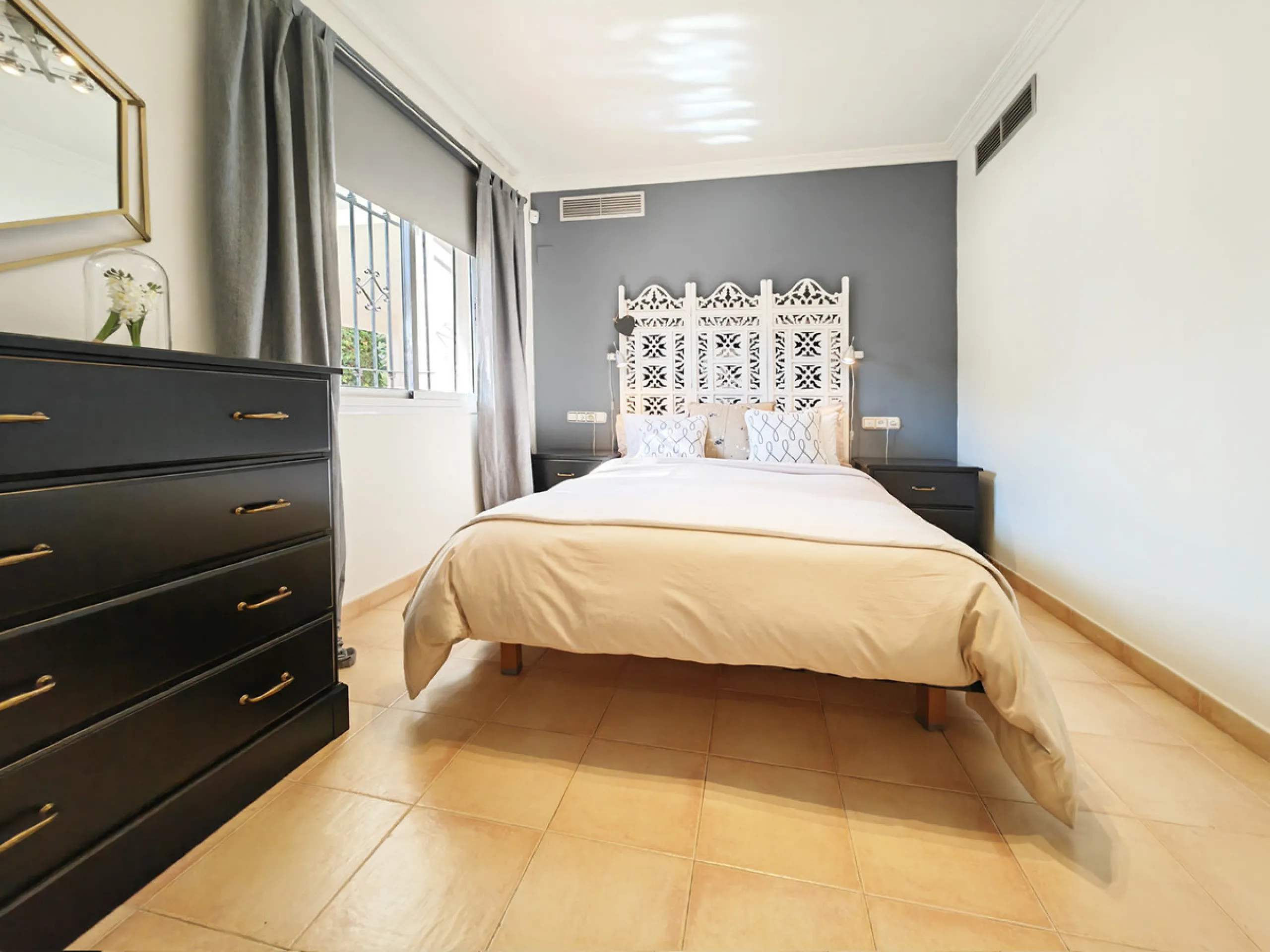 House - Detached Villa в продаже в Marbella, Málaga. В доме 4 спален и 4 ванных комнат. Площадь дома 344 м². Площадь участка 1290 м²