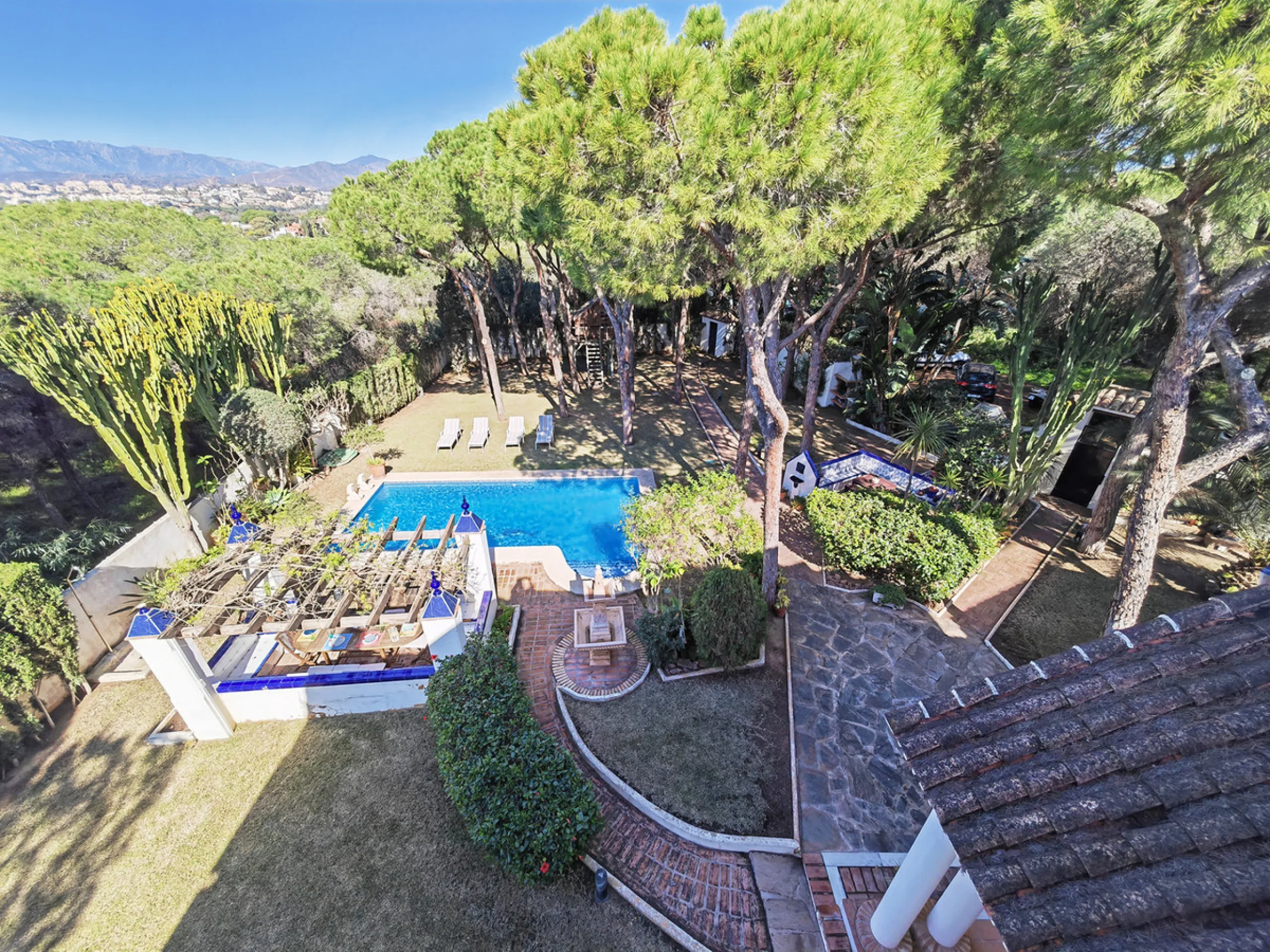 House - Detached Villa в продаже в Marbella, Málaga. В доме 4 спален и 4 ванных комнат. Площадь дома 344 м². Площадь участка 1290 м²