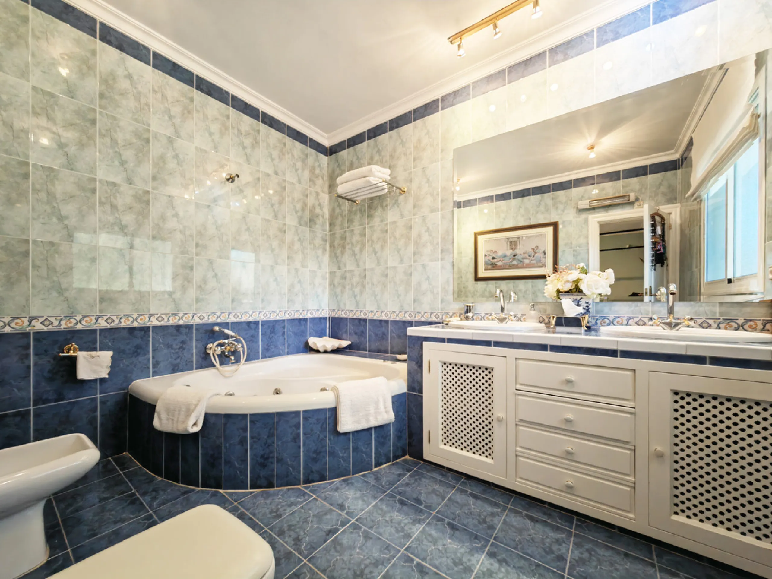 House - Detached Villa в продаже в Marbella, Málaga. В доме 4 спален и 4 ванных комнат. Площадь дома 344 м². Площадь участка 1290 м²