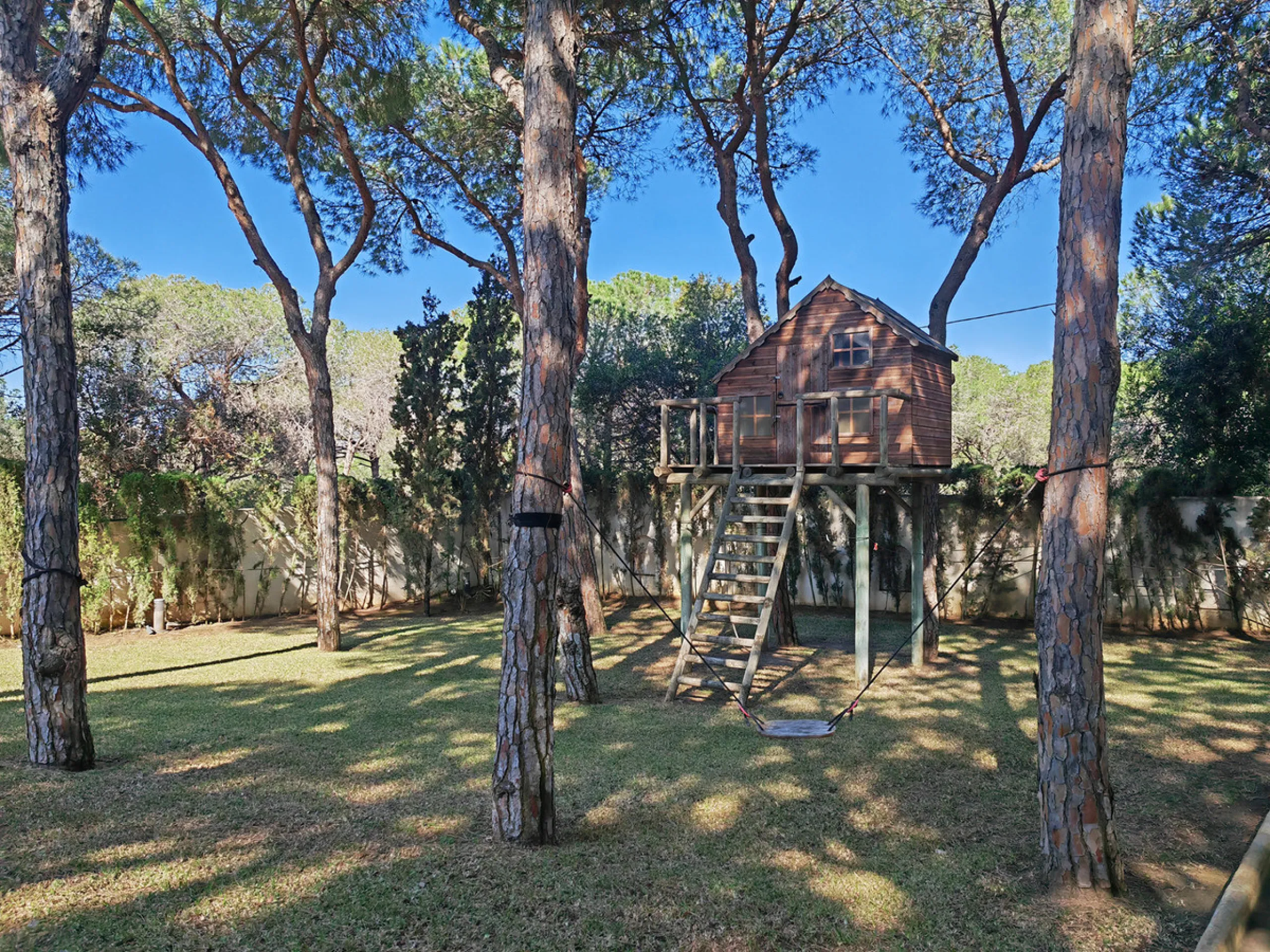 House - Detached Villa в продаже в Marbella, Málaga. В доме 4 спален и 4 ванных комнат. Площадь дома 344 м². Площадь участка 1290 м²