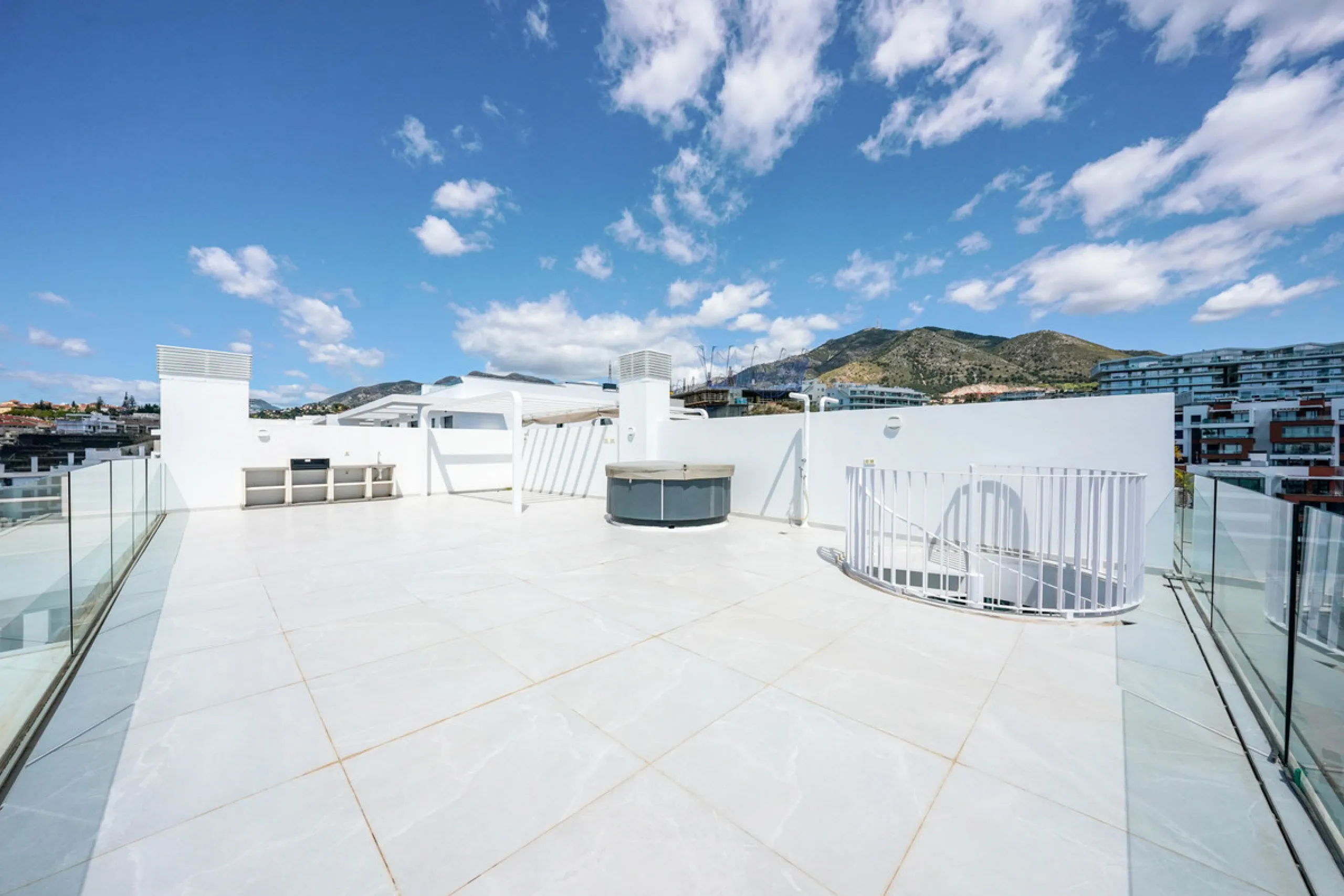 This beautiful south-facing duplex penthouse is located in the exclusive La Reserva del Higuerón Resort, Fuengirola. The property offers a bright and modern open-plan living and dining area with a fully fitted kitchen, designed for comfort and functionali