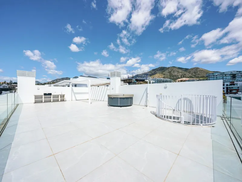 This beautiful south-facing duplex penthouse is located in the exclusive La Reserva del Higuerón Resort, Fuengirola. The property offers a bright and modern open-plan living and dining area with a fully fitted kitchen, designed for comfort and functionali