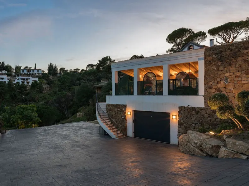 Exquisite Andalusian 4 bed luxury villa with lots of personality for sale in El Madroñal, Benahavis