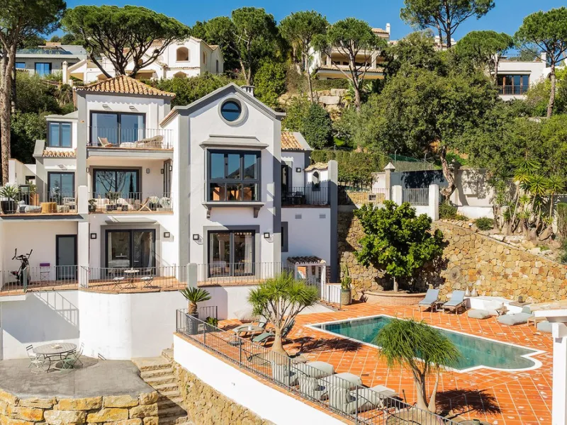 Exquisite Andalusian 4 bed luxury villa with lots of personality for sale in El Madroñal, Benahavis