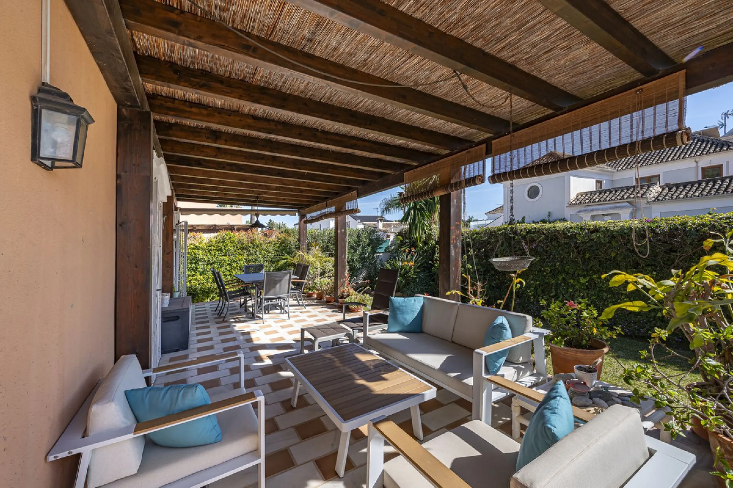 This charming villa, just a few steps from the beach is located in the heart of one of the most sought-after urbanisations of Marbella's Golden Mile. In the past, The owners have enjoyed family life in this house all year round and therefore it was condit