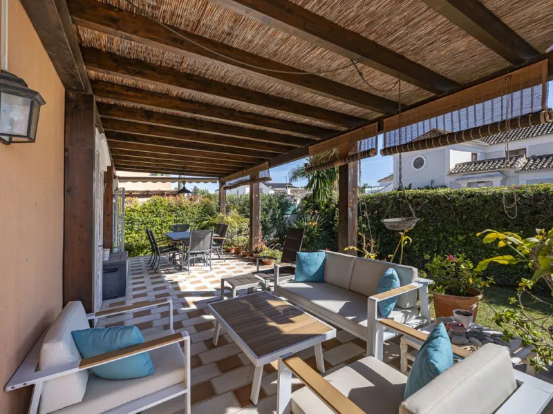 This charming villa, just a few steps from the beach is located in the heart of one of the most sought-after urbanisations of Marbella's Golden Mile. In the past, The owners have enjoyed family life in this house all year round and therefore it was condit