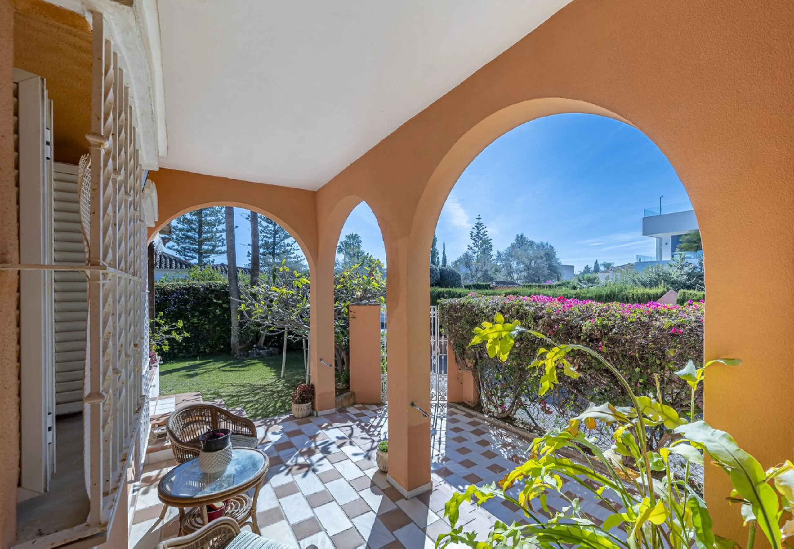 This charming villa, just a few steps from the beach is located in the heart of one of the most sought-after urbanisations of Marbella's Golden Mile. In the past, The owners have enjoyed family life in this house all year round and therefore it was condit