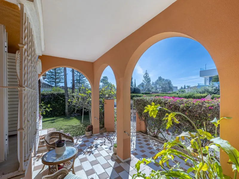 This charming villa, just a few steps from the beach is located in the heart of one of the most sought-after urbanisations of Marbella's Golden Mile. In the past, The owners have enjoyed family life in this house all year round and therefore it was condit
