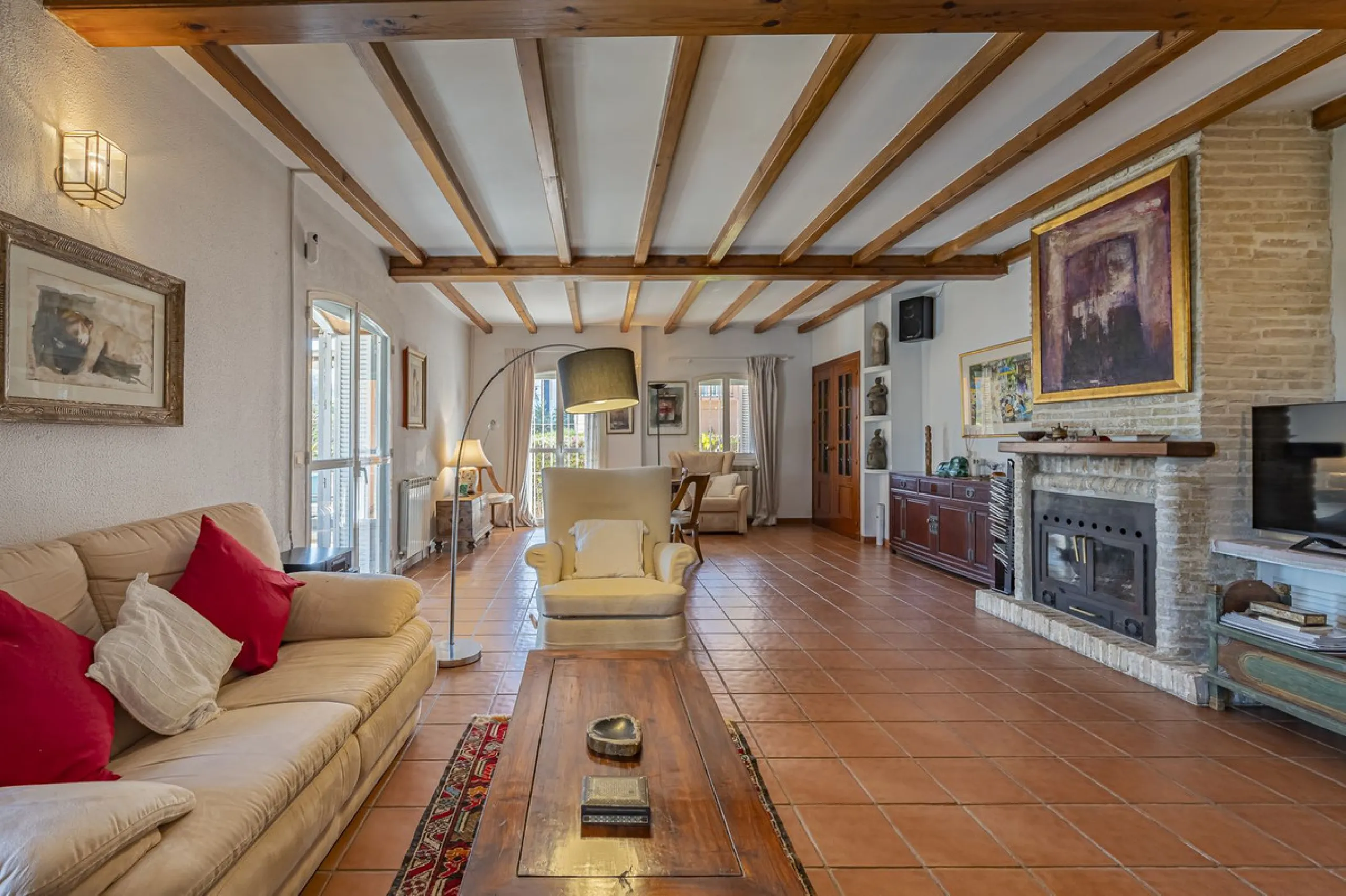 This charming villa, just a few steps from the beach is located in the heart of one of the most sought-after urbanisations of Marbella's Golden Mile. In the past, The owners have enjoyed family life in this house all year round and therefore it was condit
