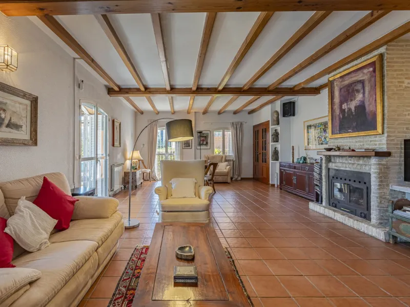 This charming villa, just a few steps from the beach is located in the heart of one of the most sought-after urbanisations of Marbella's Golden Mile. In the past, The owners have enjoyed family life in this house all year round and therefore it was condit