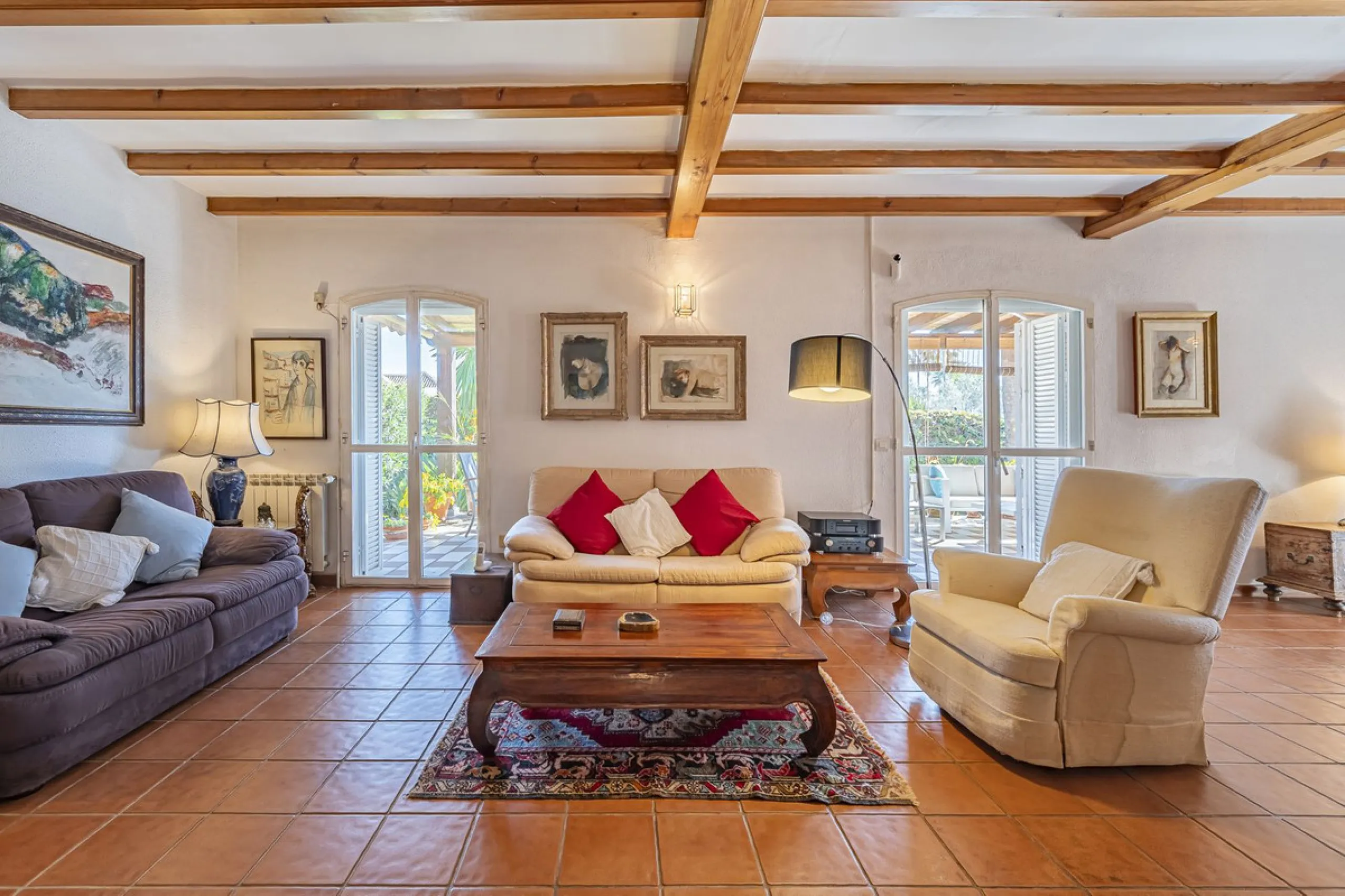 This charming villa, just a few steps from the beach is located in the heart of one of the most sought-after urbanisations of Marbella's Golden Mile. In the past, The owners have enjoyed family life in this house all year round and therefore it was condit