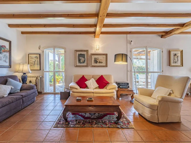 This charming villa, just a few steps from the beach is located in the heart of one of the most sought-after urbanisations of Marbella's Golden Mile. In the past, The owners have enjoyed family life in this house all year round and therefore it was condit