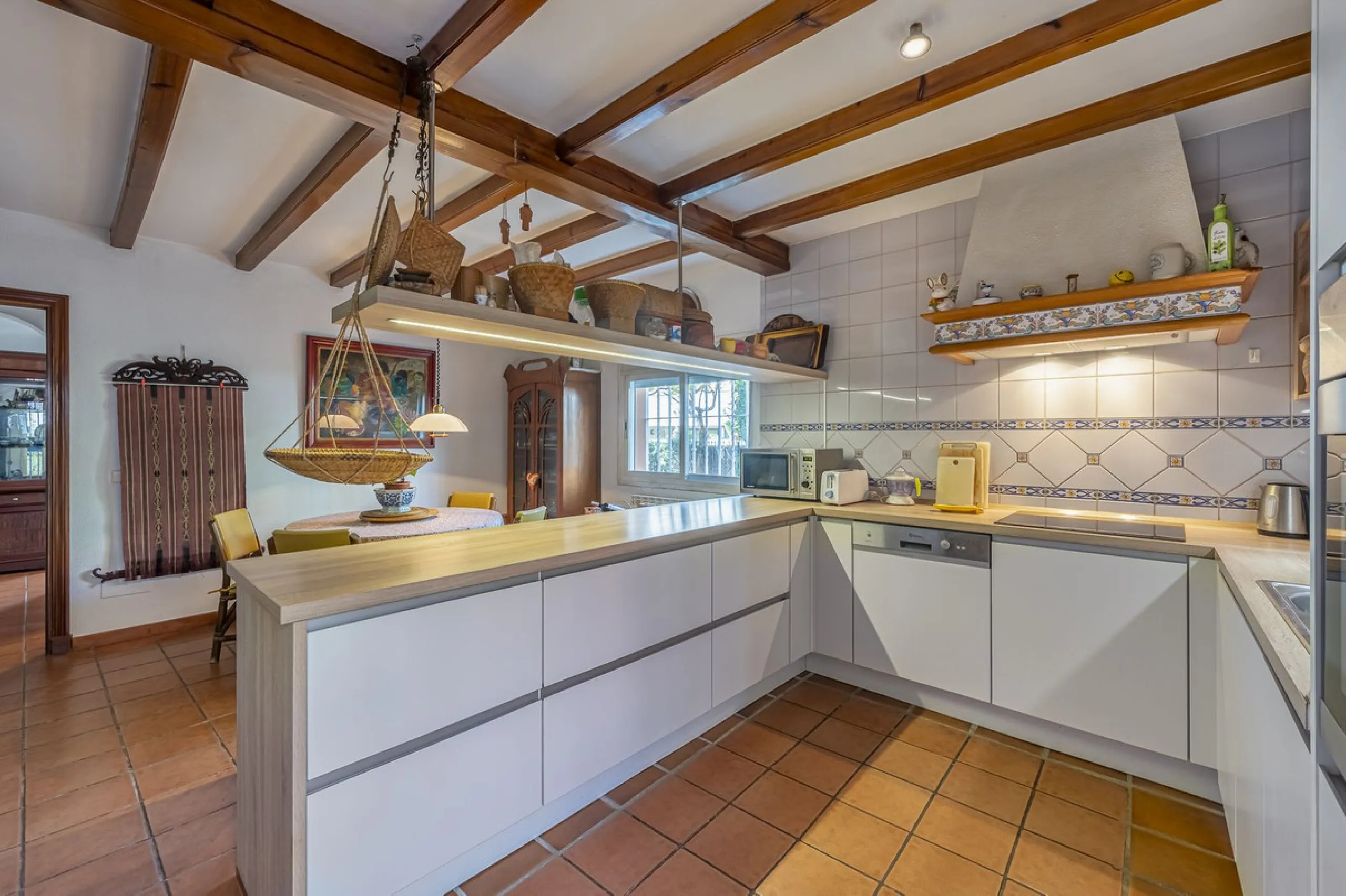 This charming villa, just a few steps from the beach is located in the heart of one of the most sought-after urbanisations of Marbella's Golden Mile. In the past, The owners have enjoyed family life in this house all year round and therefore it was condit