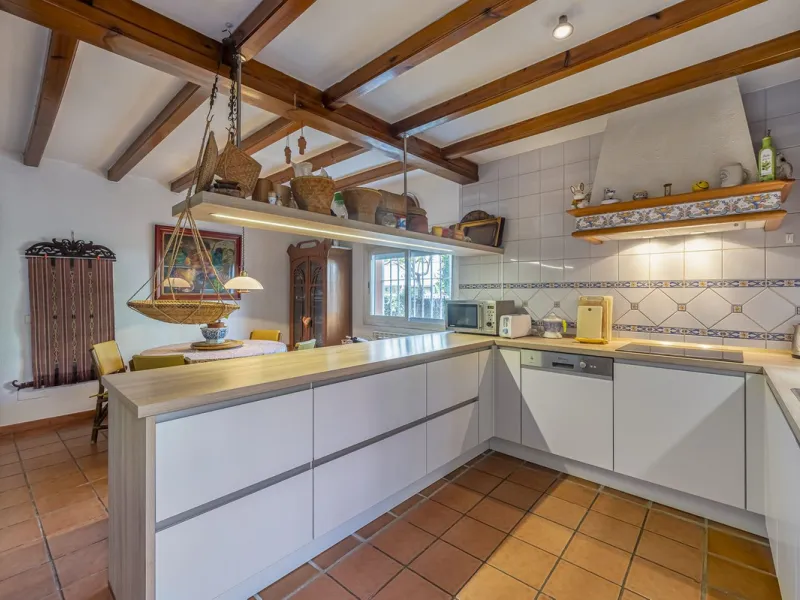 This charming villa, just a few steps from the beach is located in the heart of one of the most sought-after urbanisations of Marbella's Golden Mile. In the past, The owners have enjoyed family life in this house all year round and therefore it was condit
