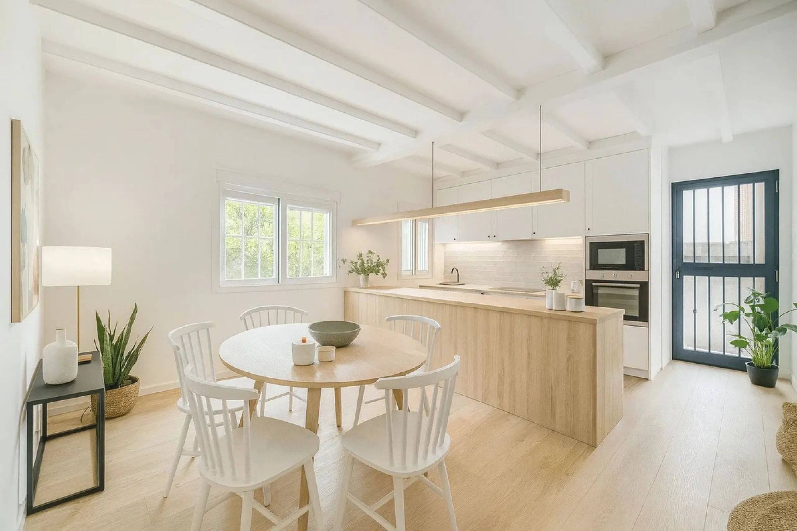 This charming villa, just a few steps from the beach is located in the heart of one of the most sought-after urbanisations of Marbella's Golden Mile. In the past, The owners have enjoyed family life in this house all year round and therefore it was condit